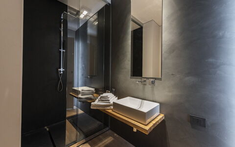 Villa Bilor Luxe: Flooring, Interieur Ontwerp, Verdieping, Plafond, Verlichting, Loodgieterswerkinrichting, Loodgieter, Lichte Inrichting, Badkamer, Glas