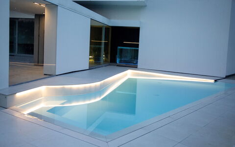 Villa Bilor Luxe: Samengesteld Materiaal, Ontwerp, Zwembad, Schaduw