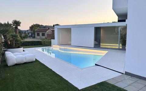 Villa Bilor Luxe: Zwembad, Samengesteld Materiaal, Schaduw, Tuin, Landscaping, Landgoed, Villa, Ontwerp, Werf, Toevlucht