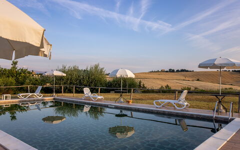 Il Giuncheto, Pool, Amazing View, Umbrian Countrys: Zwembad, Buitenmeubels, Ligstoel, Paraplu