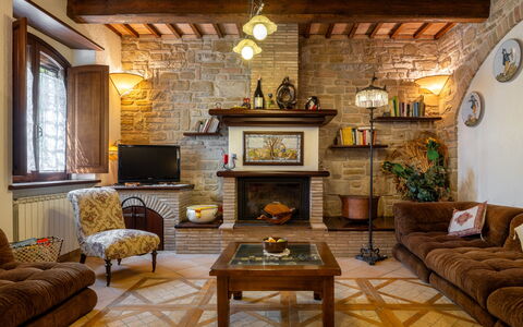 Il Giuncheto, Pool, Amazing View, Umbrian Countrys: Meubilair, Interieur Ontwerp, Muur, Flooring, Hout, Woonkamer, Plafond, Tafel, Verlichting, Bankstel