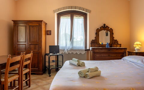 Il Giuncheto, Pool, Amazing View, Umbrian Countrys: Muur, Meubilair, Interieur Ontwerp, Kamer, Flooring, Verlichting, Verdieping, Plafond, Slaapkamer, Deur