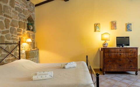 Il Giuncheto Apartments, Pool, Umbrian Countryside: Meubilair, Muur, Interieur Ontwerp, Flooring, Plafond, Verdieping, Kamer, Huis, Bed, Slaapkamer