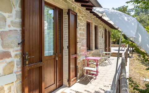 Il Giuncheto Apartments, Pool, Umbrian Countryside: Hout, Deur, Home Deur, Verblijf, Veranda, Hardwood, Beits, Schaduw, Bloempot, Werf