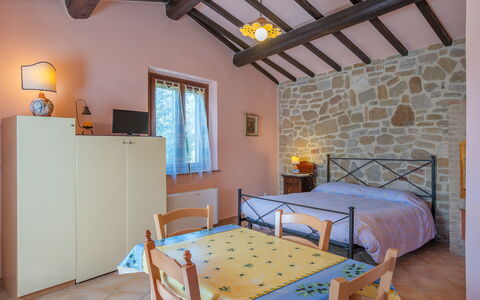Il Giuncheto Apartments, Pool, Umbrian Countryside: Meubilair, Interieur Ontwerp, Slaapkamer, Bed, Linens, Textiel, Plafond, Kamer, Laken, Huis