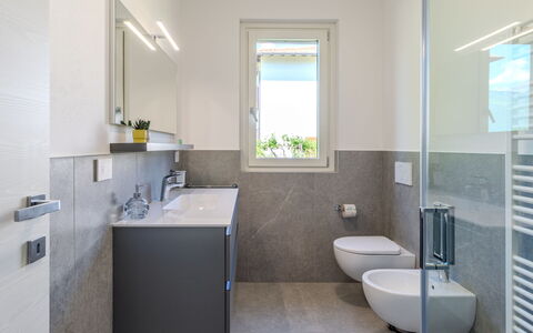 La Serena: Badkamer, Loodgieterswerkinrichting, Flooring, Muur, Interieur Ontwerp, Wastafel, Verdieping, Wastafel In De Badkamer, Toilet, Kraan