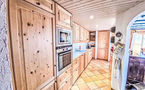 Chalet le Rhônasson: Hout, Keuken, Huis, Countertop, Interieur Ontwerp, Cabinetry, Plafond, Kamer, Beits, Hardwood