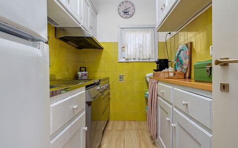 Residenza Rudalza: Keuken, Toestel Van De Keuken, Major Appliance, Geel, Interieur Ontwerp, Flooring, Countertop, Cabinetry, Verdieping, Kamer