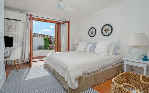 Residenza Rudalza: Meubilair, Bed, Slaapkamer, Interieur Ontwerp, Verdieping, Hout, Flooring, Laken, Bedding, Linens