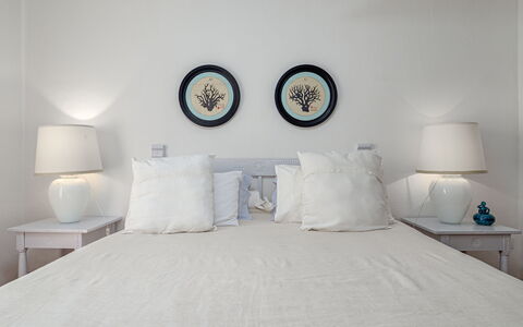 Residenza Rudalza: Bed, Meubilair, Bedding, Slaapkamer, Laken, Linens, Interieur Ontwerp, Textiel, Kussen Gooien, Verlichting