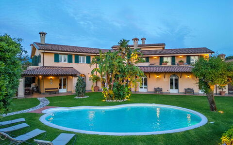 Villa Polistena: Zwembad, Toevlucht, Landgoed, Huis, Eco Hotel, Hacienda, Villa, Gazon, Tuin, Herenhuis
