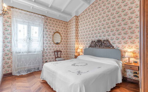 Villa Polistena: Slaapkamer, Interieur Ontwerp, Laken, Verdieping, Textiel, Flooring, Bed, Linens, Bedding, Kamer