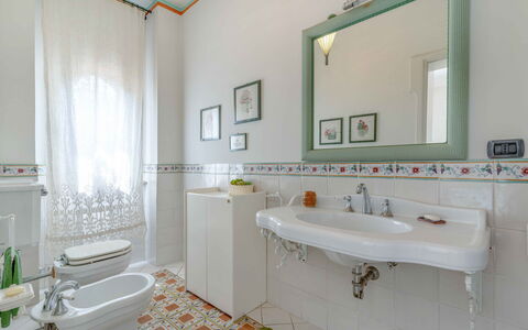 Villa Polistena: Interieur Ontwerp, Flooring, Loodgieterswerkinrichting, Verdieping, Wastafel, Wastafel In De Badkamer, Badkamer, Tegel, Kraan, Loodgieter