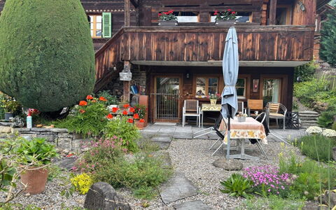 Gartenstudio Belle Vue: Struik, Huis, Tuin, Huis, Verblijf, Groundcover, Landscaping, Backyard, Bloempot