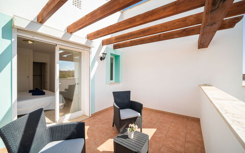 Cala Murada 102: Flooring, Verdieping, Plafond, Appartement, Beits, Stoel, Schaduw, Hardwood, Balkon, Houten Vloer