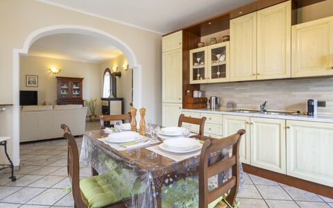 Dimora Lali: Meubilair, Interieur Ontwerp, Flooring, Cabinetry, Countertop, Hout, Keuken, Plafond, Verdieping, Kamer