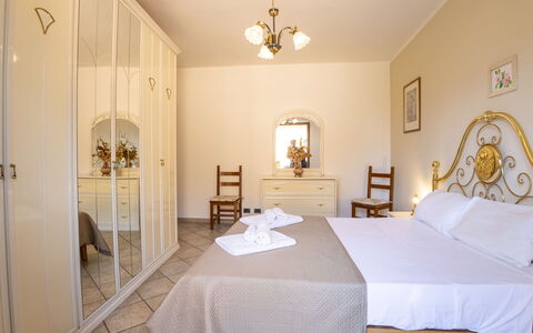 Dimora Lali: Meubilair, Flooring, Interieur Ontwerp, Verdieping, Plafond, Slaapkamer, Kamer, Bed, Appartement, Tafel