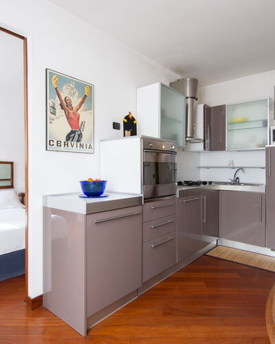 Solis Lux: Meubilair, Interieur Ontwerp, Flooring, Major Appliance, Cabinetry, Verdieping, Kamer, Toestel Van De Keuken, Keuken, Huishoudapparatuur