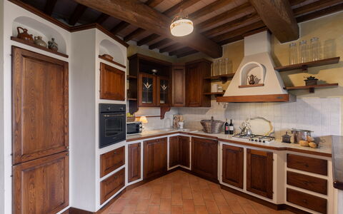 Villa Essiccatoio: Keuken, Hout, Interieur Ontwerp, Meubilair, Flooring, Cabinetry, Countertop, Major Appliance, Plafond, Toestel Van De Keuken