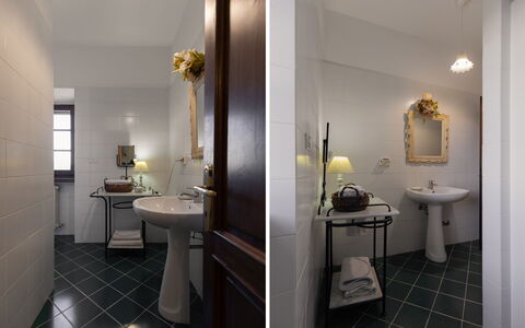 Villa Essiccatoio: Interieur Ontwerp, Muur, Flooring, Loodgieterswerkinrichting, Wastafel In De Badkamer, Verdieping, Wastafel, Badkamer, Huis, Kraan