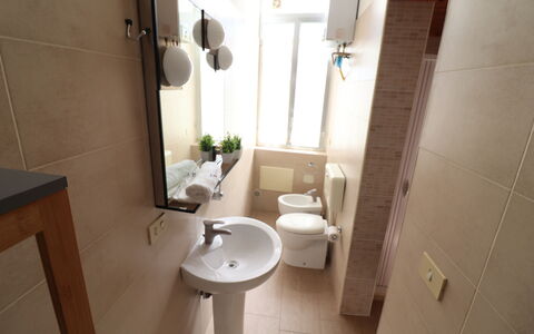 Galene'S Home: Wastafel In De Badkamer, Badkamer, Loodgieterswerkinrichting, Wastafel, Flooring, Muur, Verdieping, Wc Bril, Toilet, Interieur Ontwerp