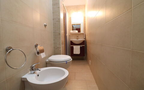 Kyma'S House: Wc Bril, Badkamer, Toilet, Loodgieterswerkinrichting, Flooring, Wastafel In De Badkamer, Verdieping, Wastafel, Loodgieter, Interieur Ontwerp