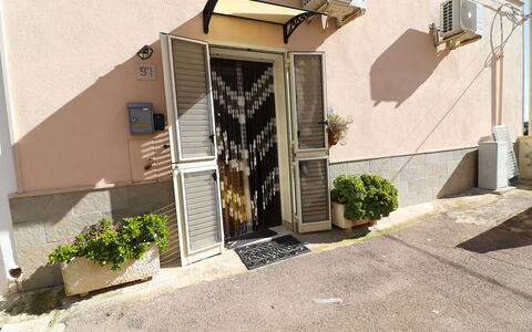 Kyma'S House: Deur, Bloempot, Home Deur, Kamerplant, Balkon