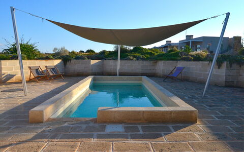 Villa Carovi: Zwembad, Samengesteld Materiaal, Schaduw, Flagstone, Beton, Buitenmeubels, Tegel, Landscaping, Backyard, Binnenplaats