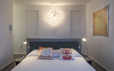 Villa Carovi: Meubilair, Interieur Ontwerp, Bed, Slaapkamer, Muur, Plafond, Lichte Inrichting, Laken, Bedding, Verdieping