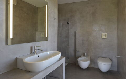 Villa Carovi: Muur, Flooring, Loodgieterswerkinrichting, Badkamer, Verdieping, Interieur Ontwerp, Wastafel, Wastafel In De Badkamer, Kraan, Loodgieter