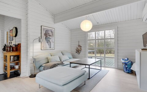 Iulger - 30Km from the Sea: Flooring, Verdieping, Plafond, Interieur Ontwerp, Countertop, Keuken, Cabinetry, Kamer, Major Appliance, Lichte Inrichting