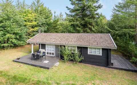 Iulger - 30Km from the Sea: Flooring, Verdieping, Plafond, Interieur Ontwerp, Countertop, Keuken, Cabinetry, Kamer, Major Appliance, Lichte Inrichting