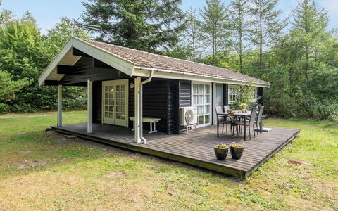 Iulger - 30Km from the Sea: Flooring, Verdieping, Plafond, Interieur Ontwerp, Countertop, Keuken, Cabinetry, Kamer, Major Appliance, Lichte Inrichting