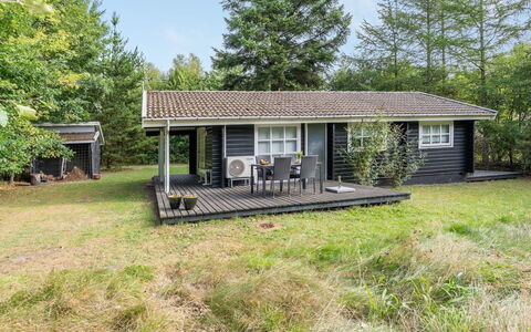 Iulger - 30Km from the Sea: Flooring, Verdieping, Plafond, Interieur Ontwerp, Countertop, Keuken, Cabinetry, Kamer, Major Appliance, Lichte Inrichting