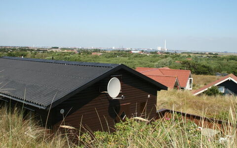 Rohan - 800M from the Sea: Huis, Dak, Huis, Deur, Verblijf, Schaduw, Tuin, Groundcover, Veranda, Werf