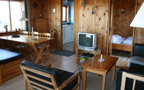Rohan - 800M from the Sea: Huis, Dak, Huis, Deur, Verblijf, Schaduw, Tuin, Groundcover, Veranda, Werf