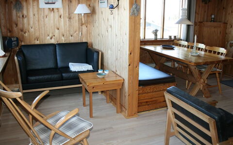 Rohan - 800M from the Sea: Huis, Dak, Huis, Deur, Verblijf, Schaduw, Tuin, Groundcover, Veranda, Werf