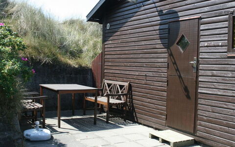 Rohan - 800M from the Sea: Huis, Dak, Huis, Deur, Verblijf, Schaduw, Tuin, Groundcover, Veranda, Werf