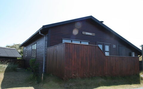 Rohan - 800M from the Sea: Huis, Dak, Huis, Deur, Verblijf, Schaduw, Tuin, Groundcover, Veranda, Werf