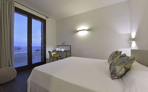 Villa Stornella: Interieur Ontwerp, Hout, Flooring, Verdieping, Meubilair, Slaapkamer, Verlichting, Plafond, Kamer, Bed