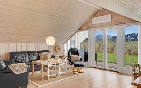 Arold - 600M to the Fjord: Flooring, Interieur Ontwerp, Hout, Meubilair, Plafond, Houten Vloer, Verdieping, Huis, Woonkamer, Verlichting