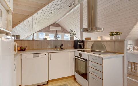 Arold - 600M to the Fjord: Flooring, Interieur Ontwerp, Hout, Keuken, Plafond, Lichte Inrichting, Verdieping, Countertop, Houten Vloer, Meubilair