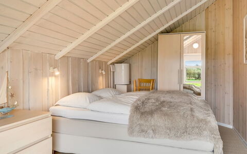 Arold - 600M to the Fjord: Slaapkamer, Bed, Interieur Ontwerp, Hout, Plafond, Flooring, Verdieping, Laken, Bedding, Bed Frame