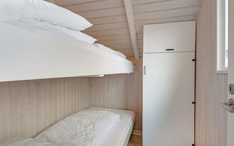Arold - 600M to the Fjord: Hout, Slaapkamer, Verdieping, Flooring, Bed, Plafond, Interieur Ontwerp, Beits, Hardwood, Laken