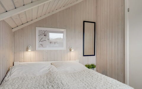 Arold - 600M to the Fjord: Slaapkamer, Hout, Interieur Ontwerp, Plafond, Bed, Verdieping, Flooring, Linens, Laken, Bedding