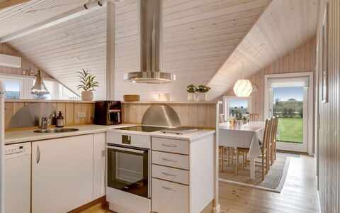 Arold - 600M to the Fjord: Flooring, Interieur Ontwerp, Hout, Lichte Inrichting, Plafond, Keuken, Verdieping, Houten Vloer, Meubilair, Countertop