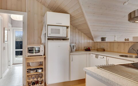 Arold - 600M to the Fjord: Hout, Flooring, Plafond, Keuken, Interieur Ontwerp, Verdieping, Meubilair, Toestel Van De Keuken, Countertop, Huis