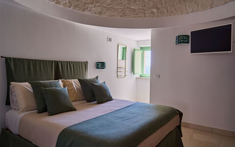 Trullo Emmebi Vista Valle D'Itria: Meubilair, Interieur Ontwerp, Flooring, Plafond, Kamer, Bed, Slaapkamer, Lichte Inrichting, Lamp, Hoofdkussen