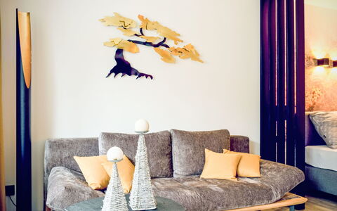 Grubhof: Meubilair, Interieur Ontwerp, Muur, Hout, Kussen, Verlichting, Woonkamer, Verdieping, Bankstel, Flooring