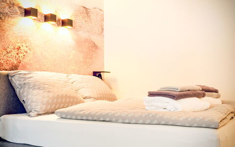 Grubhof: Slaapkamer, Bed, Bedding, Meubilair, Laken, Linens, Interieur Ontwerp, Textiel, Verlichting, Kussen Gooien